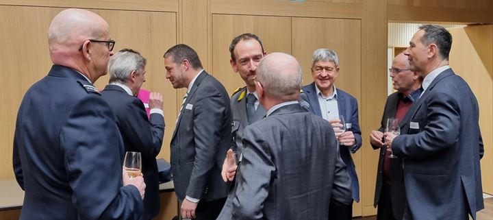 V.l.n.r.: Felix P Helbling, SC Kapo SG, Dr Guido Fischer, Gemeindepräsident Mels, Jens Jä-ger, Kantonsratspräsident, Oberst Andreas Schwarz, Vorstand KOG und Kreiskommandant St. Gallen, mit dem Rücken, Fredy Fässler, Regierungspräsident, Jörg Köhler, Leiter Amt für Mil & ZS Kt SG.